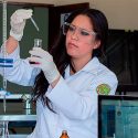Galardona MIT a mexicana por crear método que detecta infecciones vaginales