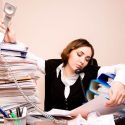 Trabajar mucho perjudica seriamente la salud (y más si eres mujer)