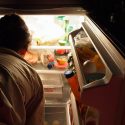 ¿Es bueno para la salud comer en la noche antes de acostarse?
