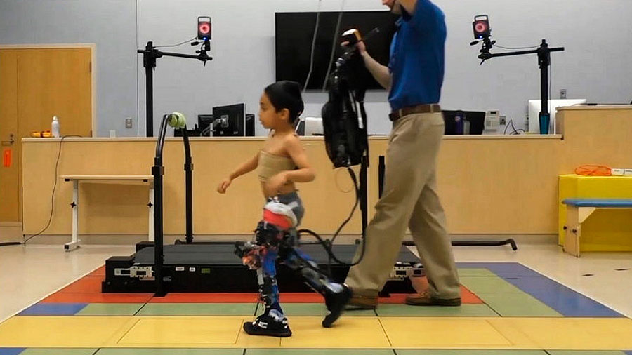 Este exoesqueleto permite caminar solos a niños con parálisis cerebral