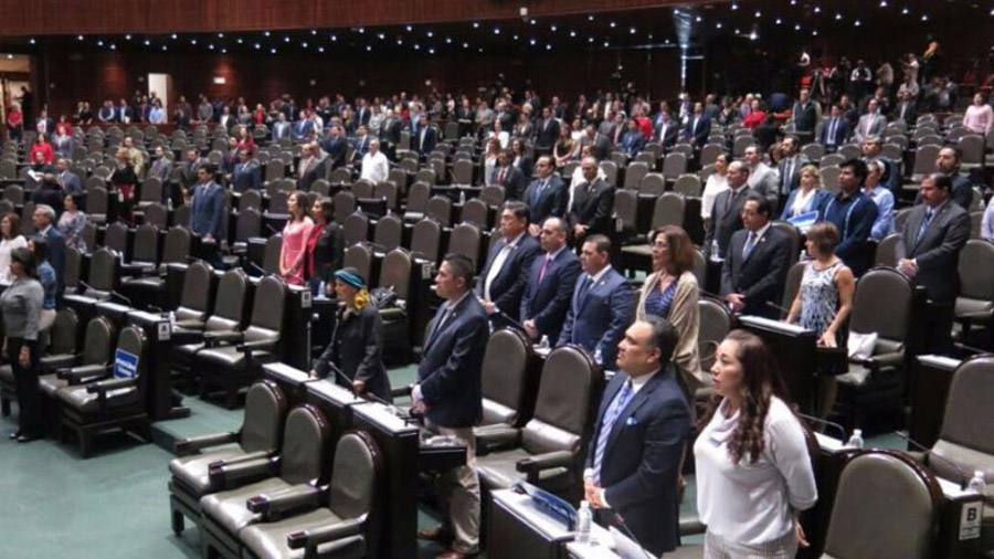 Senadores guardaron minuto de silencio por víctimas del terremoto
