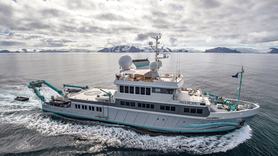Cómo es Alucia, el espectacular barco científico con submarinos y helicóptero que filma las maravillas nunca vistas de los océanos
