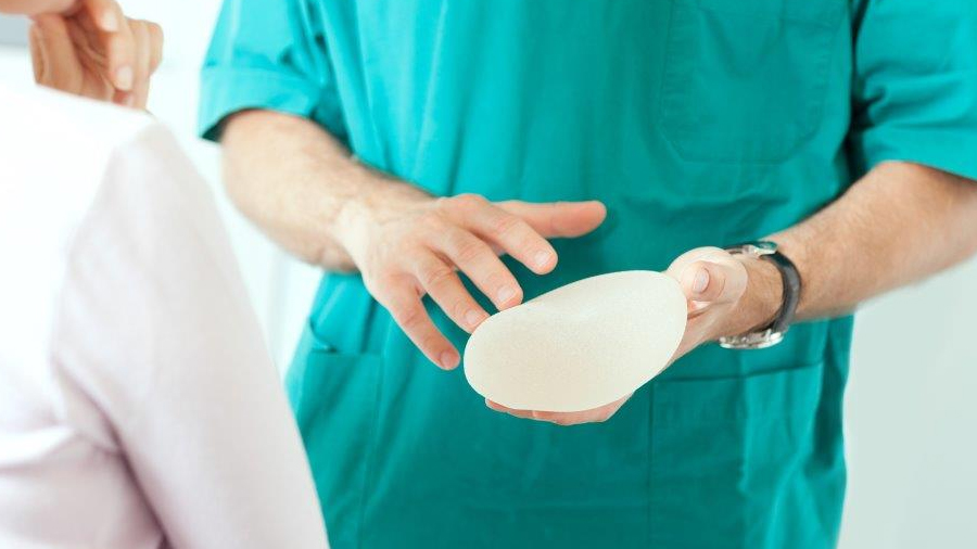 Los implantes de seno que causan un extraño tipo de cáncer