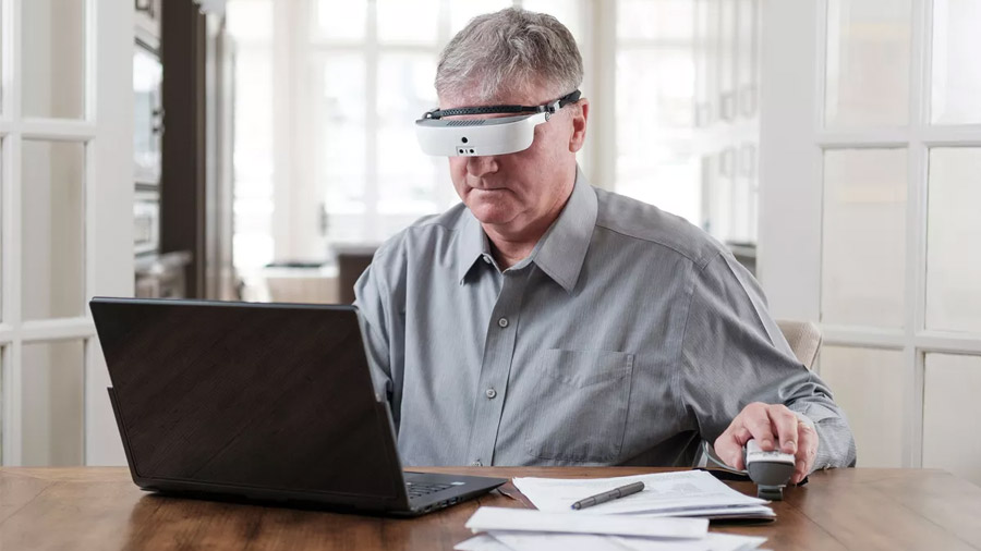 Hombre recupera la vista después de 20 años gracias a innovador aparato