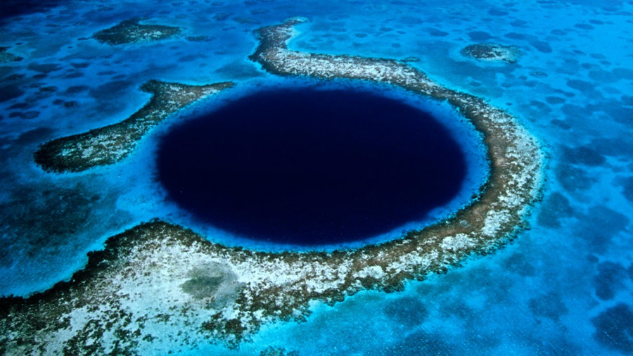 Científicos encontraron un misterioso agujero azul en un gran arrecife de Coral