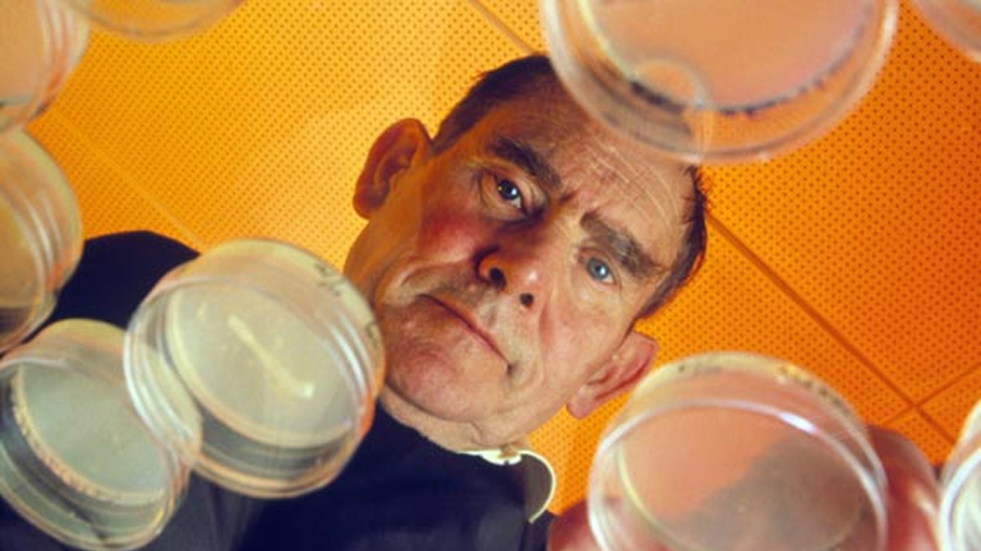 Las “sesiones locas” en las que el gigante de la biología Sydney Brenner ayudó a sentar las bases de la era genética en la que vivimos