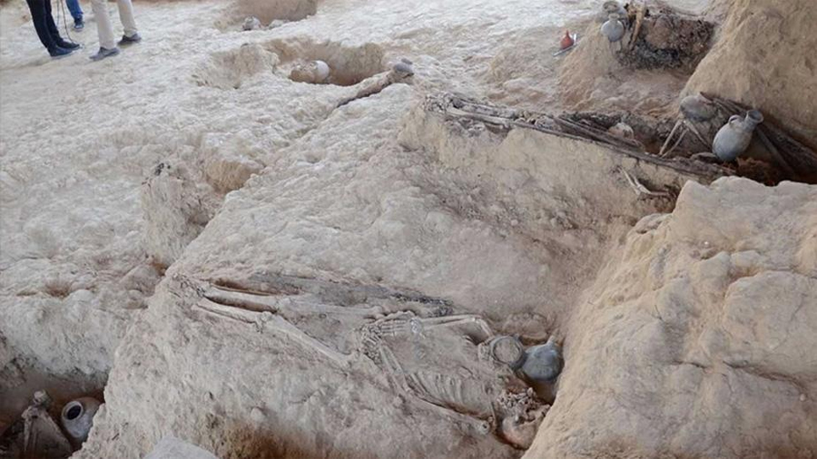 Descubren entierros de mujeres tejedoras en pirámides de Túcume