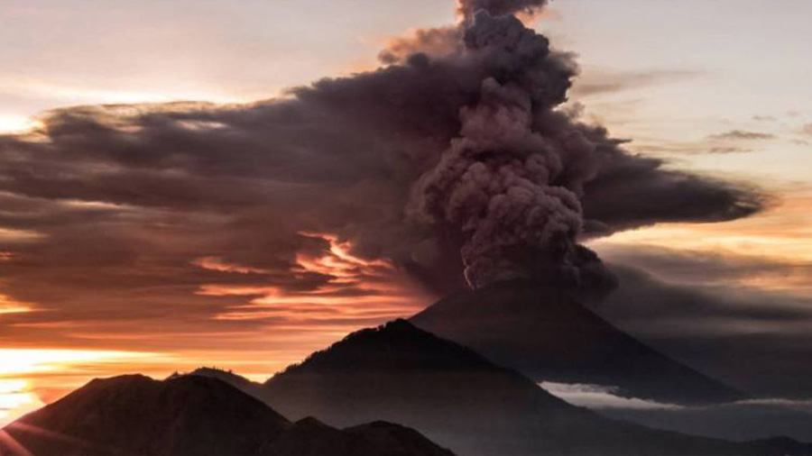 Medio siglo después, Bali se prepara para otra gran erupción tras la devastación de 1963 donde murieron más de 1.000 personas
