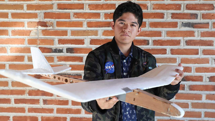 Estudiante mexicano vendió su vocho para ir a la NASA