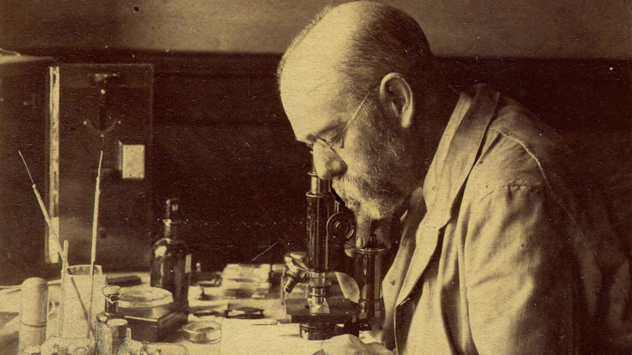 Robert Koch en el laboratorio