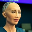 La robot Sophia ya no amenaza a los humanos. Ahora nos ama