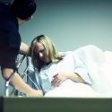 Murió mientras daba a luz, entonces el doctor descubre algo y la lleva inmediatamente a cirugía