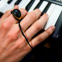 Un anillo para darle efecto a la música con un movimiento de la mano