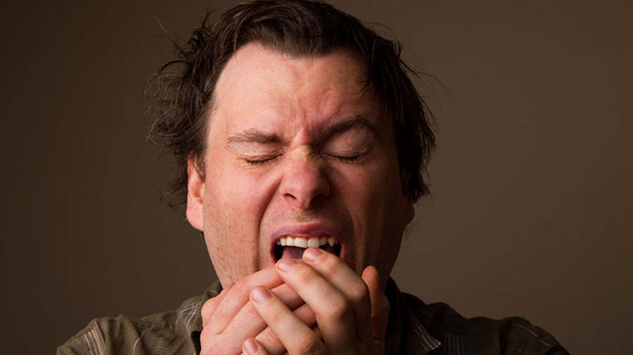 Un hombre se rompe la garganta al tratar de contener un estornudo