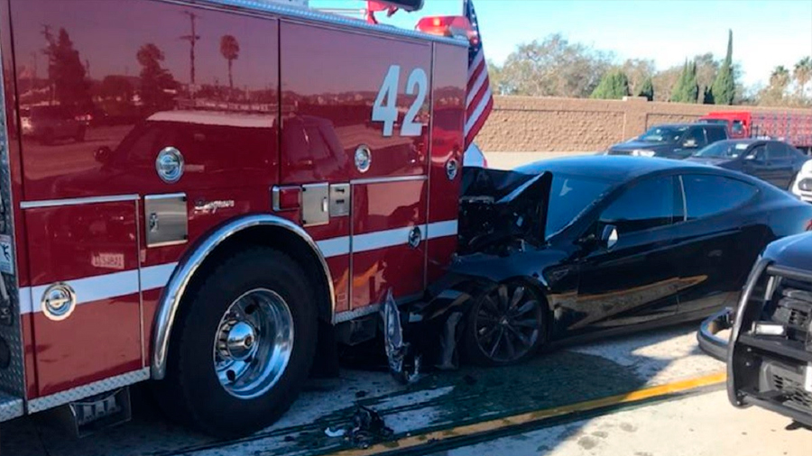 Un vehículo de Tesla en piloto automático choca contra un camión de bomberos
