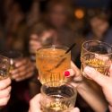 Una joven que fue drogada y violada crea una servilleta que alerta de la presencia de sustancias en las bebidas