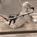 Crean un robot para ver cuántos microbios inhala un bebé cuando gatea [VIDEO]