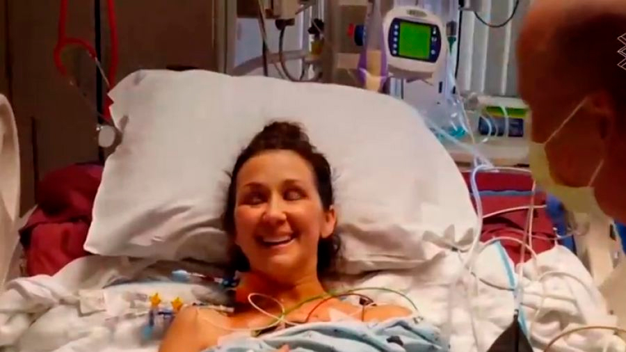 La emotiva reacción de una joven que respira por primera vez tras recibir un trasplante de pulmón [VIDEO]