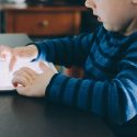 Niños que ignoran cómo sujetar un lápiz por el uso excesivo de la tableta