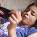 ¿A qué edad se le debe dar un celular a nuestro hijo?