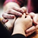 Cogerle la mano a una persona podría reducir el dolor
