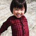 Crean línea de ropa que se estira y adapta al cuerpo de los niños mientras crecen