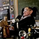 Los errores que el propio Stephen Hawking tuvo que admitir y pagar con gracia