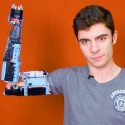 Joven construyó una prótesis de brazo para sí mismo usando Lego