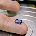 Desarrollan un inédito computador más pequeño que un grano de sal