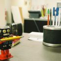 La humorista que se ríe de los robots poniéndolos a tejer o a inventar refranes