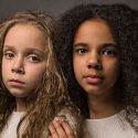 Una negra y otra blanca: las mellizas que "desafían las teorías raciales"
