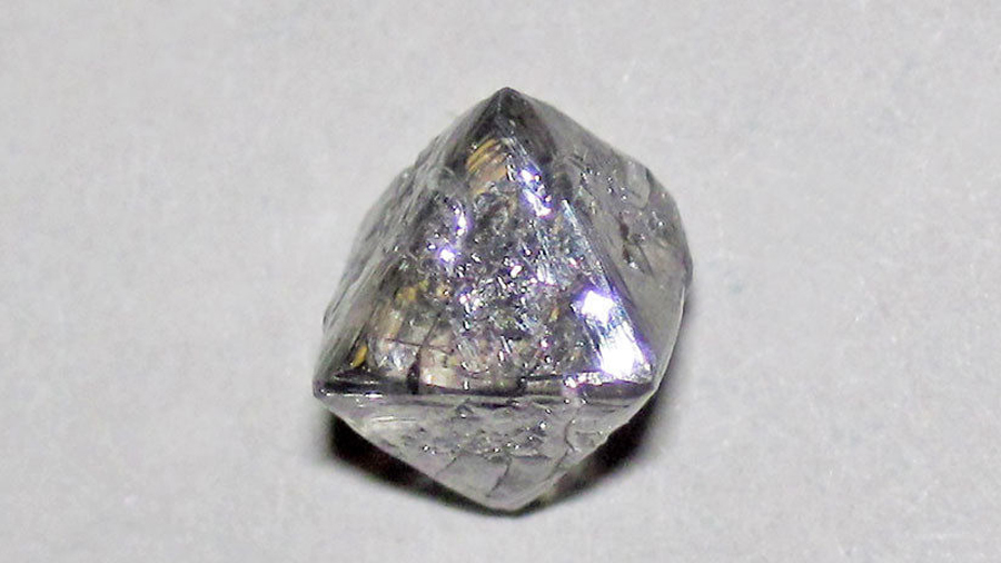 Científicos canadienses hallan dentro de un diamante un mineral nunca visto