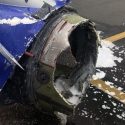 Salvan pasajeros a mujer succionada fuera del avión al explotar una turbina, pero murió horas después