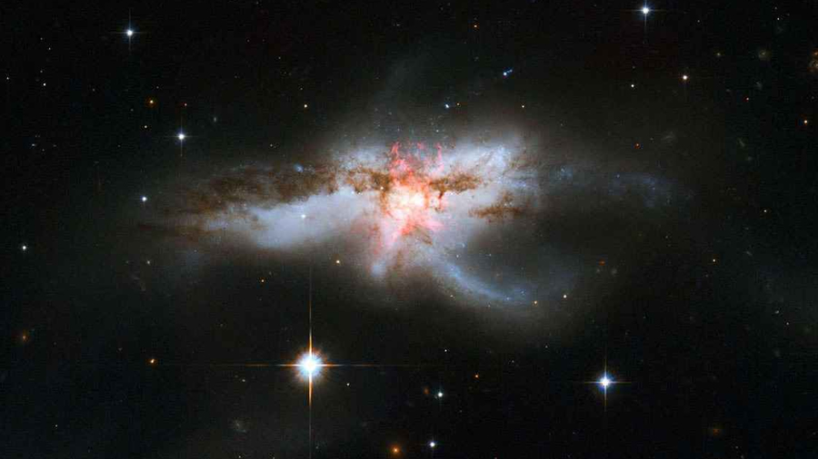 Una mariposa gigante, epílogo de una colisión de galaxias gemelas