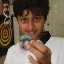 Niño genio registra un coeficiente intelectual más alto que Einstein y Hawking
