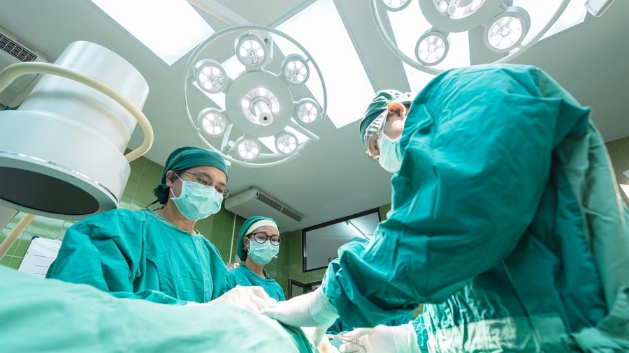 Cirujanos realizan con éxito el primer trasplante total de pene y escroto