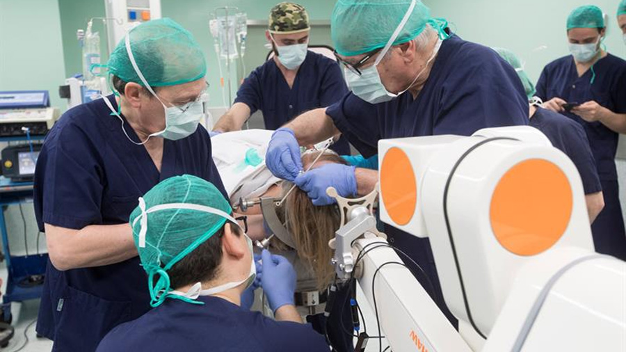 Operan con un robot a una enferma de párkinson en España