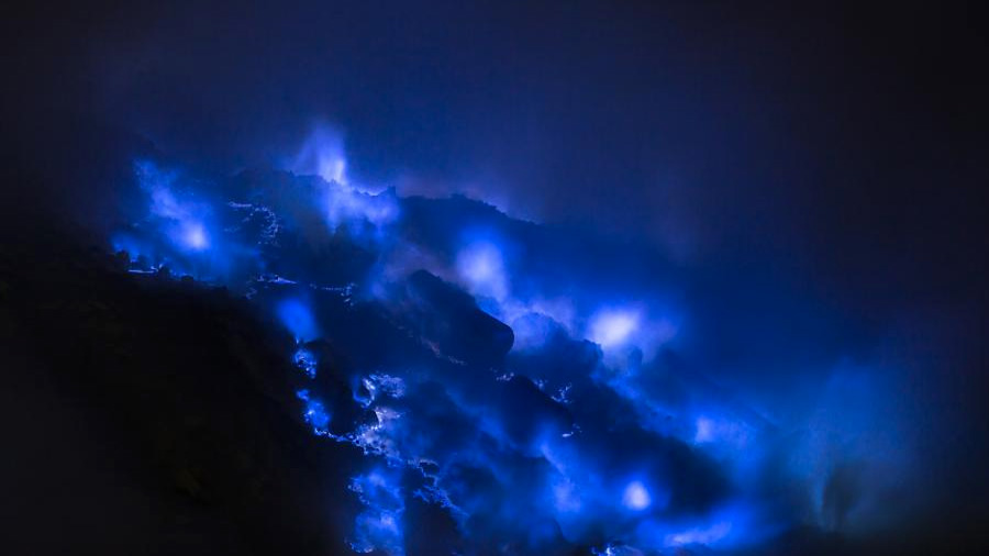 Misterioso volcán lanza lava de color azul