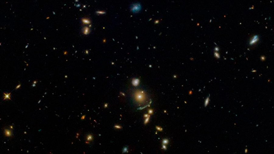 Hubble capta imagen del arco espacial verde que predijo Einstein
