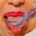 Por comer un calamar crudo, éste le inseminó la lengua a una mujer