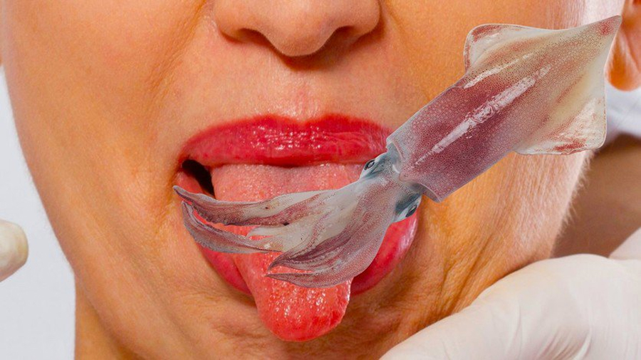 Por comer un calamar crudo, éste le inseminó la lengua a una mujer