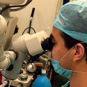 Galardonan a investigador mexicano por estudio de prótesis en córnea hecho en India