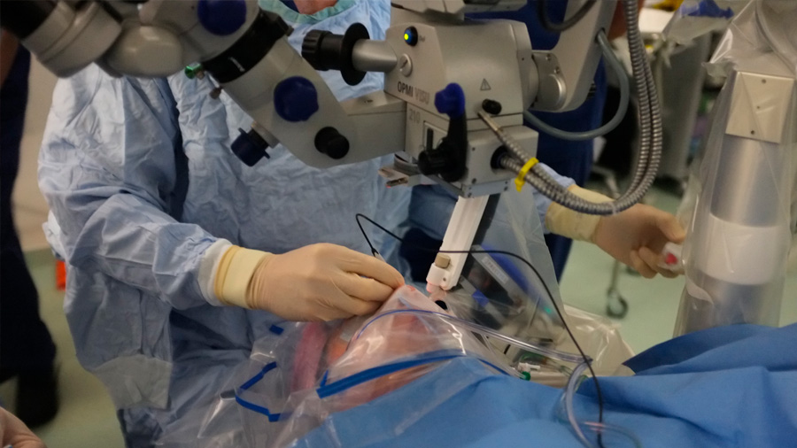 Robot realizó operaciones oculares por primera vez y su éxito fue del 100%