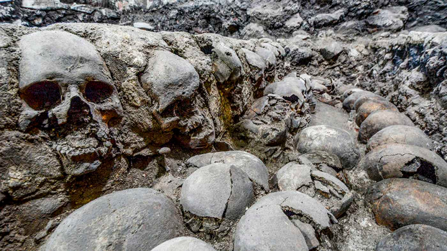 Restos de muros aztecas hechos de cráneos, hallados en Ciudad de México
