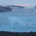 Así se desprendió un enorme glaciar en Groenlandia