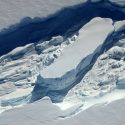 A casi un año de su desprendimiento, iceberg gigante en la Antártica sigue en su lugar