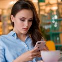 Jóvenes adictos al teléfono móvil… pero insatisfechos