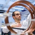 Mexicano reconocido por MIT crea tecnología que recicla energía de ondas de wifi