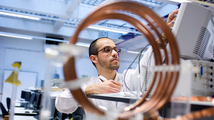 Mexicano reconocido por MIT crea tecnología que recicla energía de ondas de wifi