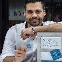Innovador venezolano crea “calcomanía” para micropagos con moneda virtual que evita inseguridad del efectivo